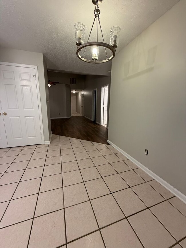 Building Photo - 3 Bedroom Available Now!