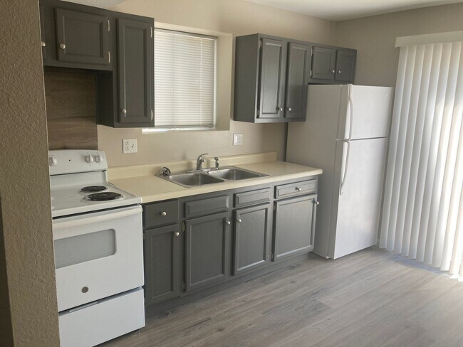 Building Photo - 2 Bed/1Bath Two Story Apartment Osage Beach