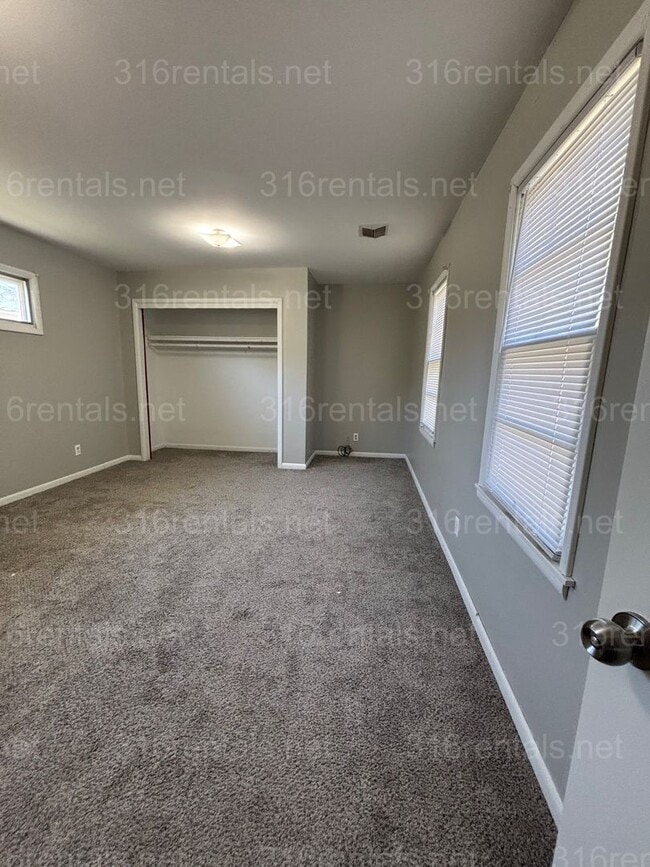 Building Photo - Three bed one bath House Available Now!