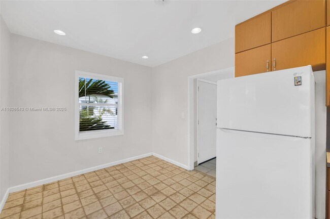 Building Photo - 3762 SW 27th St
