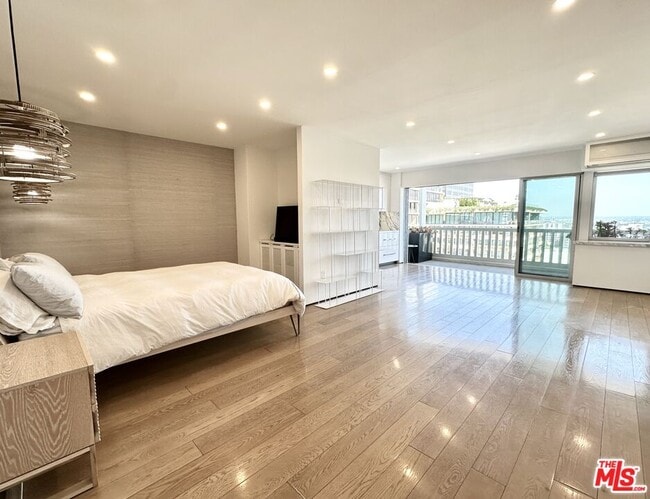Building Photo - 999 N Doheny Dr