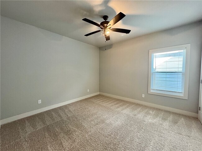 Building Photo - 925 NE Hts Ln