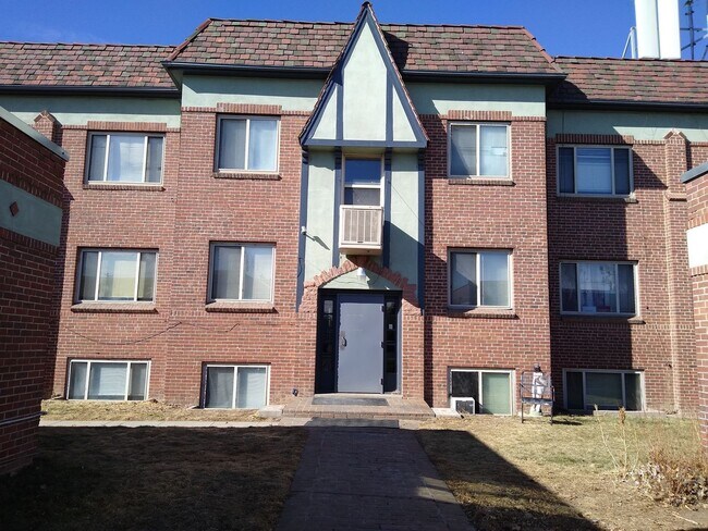 Building Photo - Charming Large 1 Bedroom in the Heart of the City