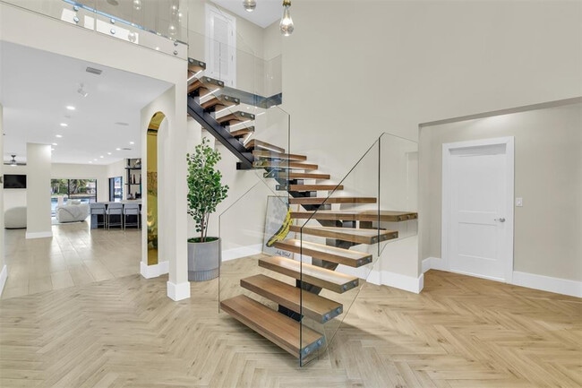 Building Photo - 319 S Riverside Dr