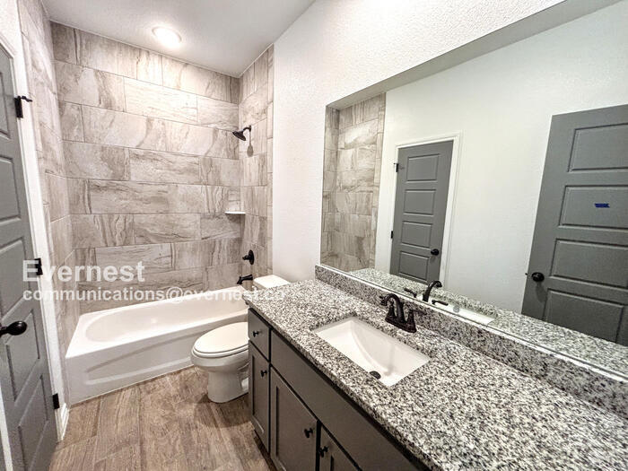 Building Photo - 2119 Hornbeam St