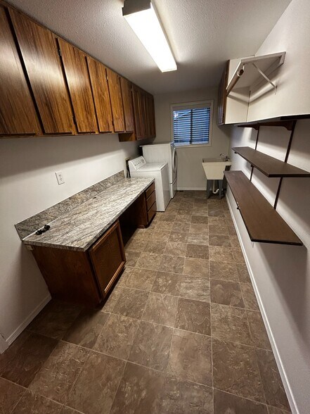 Building Photo - 454 N Pebble Beach Way