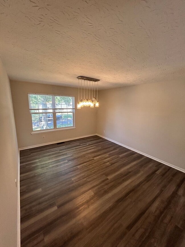 Building Photo - DELHI - Spacious 3 bed 2 bath on quiet street