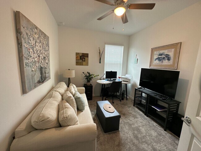 Building Photo - Beautiful 4 bedroom, 2 bathroom home near ...
