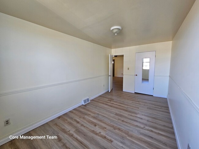 Building Photo - Updated 3 bedroom 1 bath apartment for rent