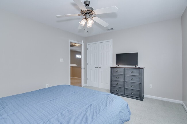 Building Photo - 2044 Lillian Dr