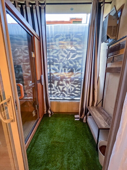 Personal sauna off on smaller patio off of dining area - 5037 Rosewood Ave