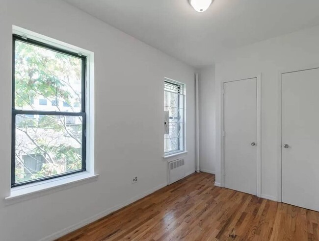 Building Photo - 425 E 65th St
