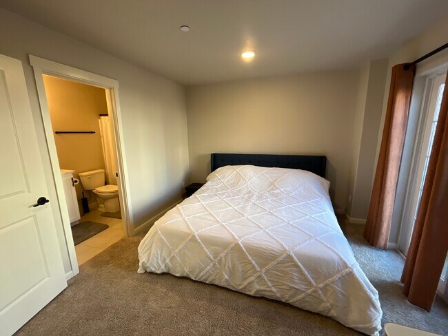 Building Photo - 11340 SW Mont Blanc St