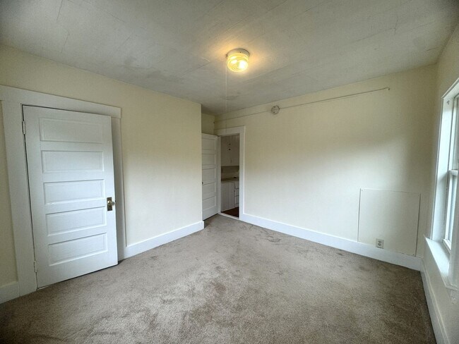 Building Photo - 4 Central St