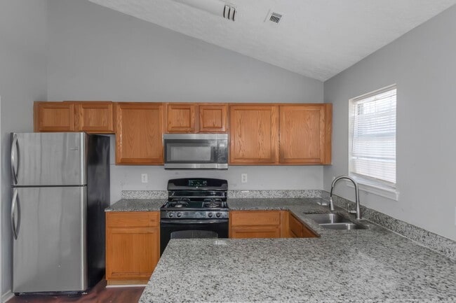 Building Photo - Spacious Home in Prime Location