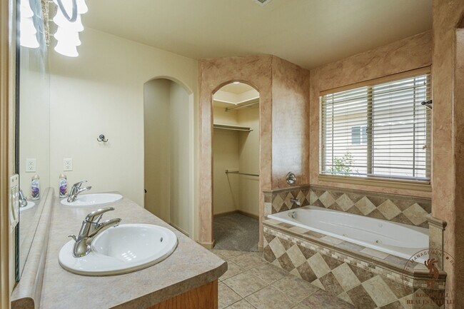 Building Photo - 3090 Aberdeen Ln