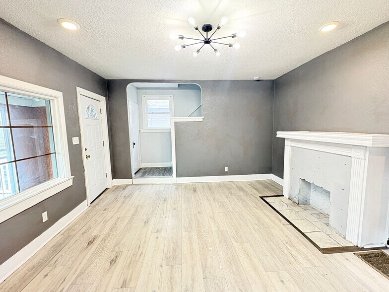 Building Photo - 932 Waverly Ave