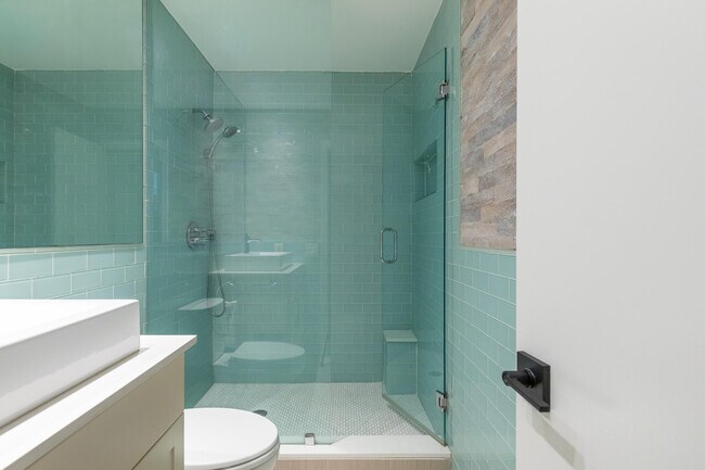 Building Photo - 6515 Bay Club Dr