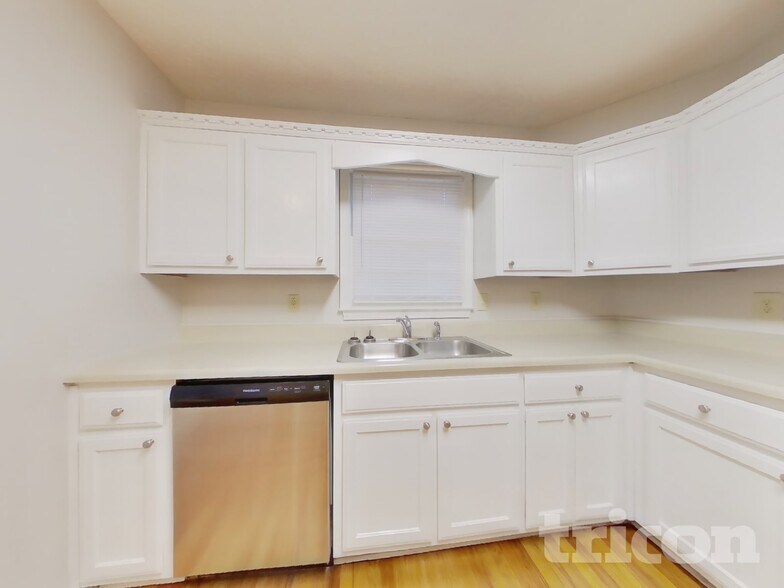 Building Photo - 15 Gregory Ln