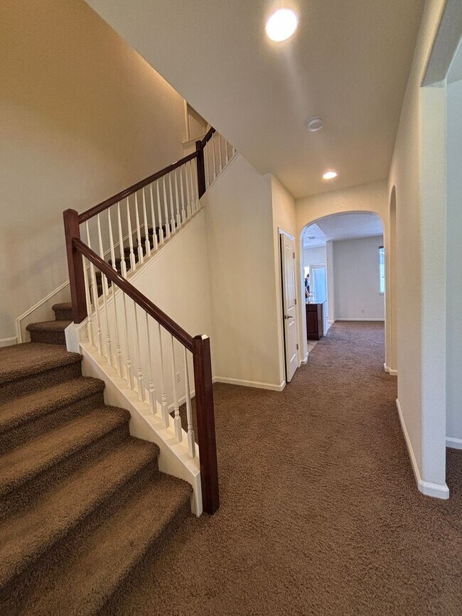 Building Photo - West Roseville Solar! 3 Bedroom, Plus den/...