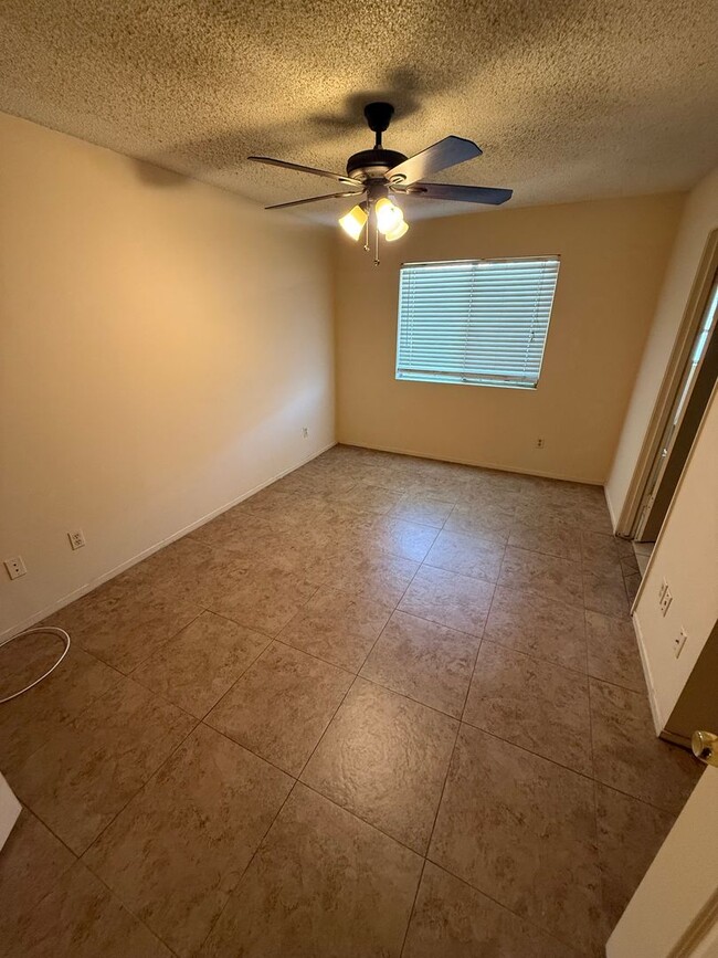 Building Photo - 3 Bed 2 bath in Southwest Bakersfield