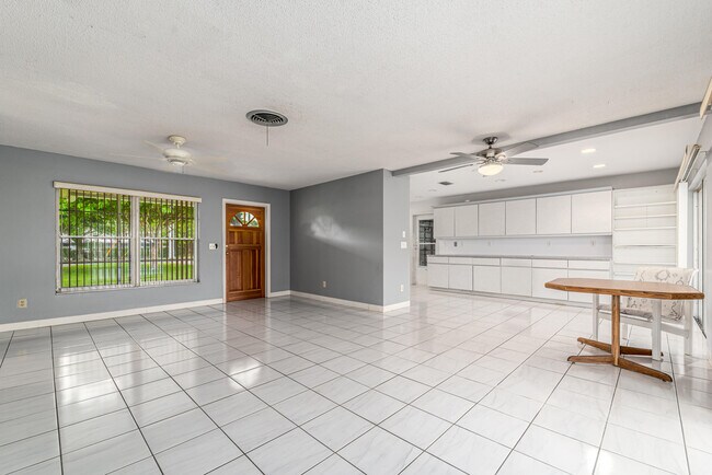 Building Photo - 925 SE Osceola St