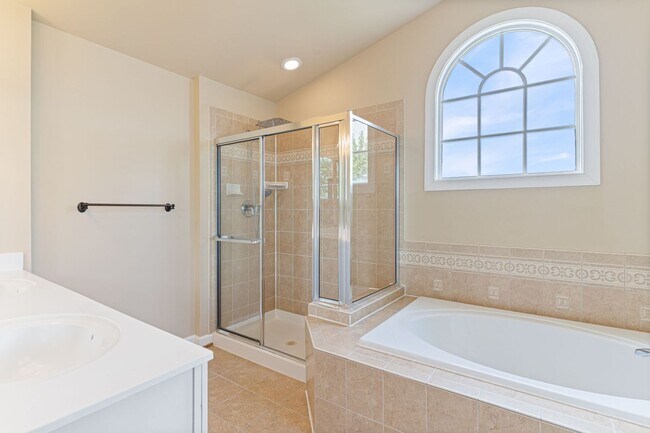 Building Photo - Spacious Home in Port Potomac