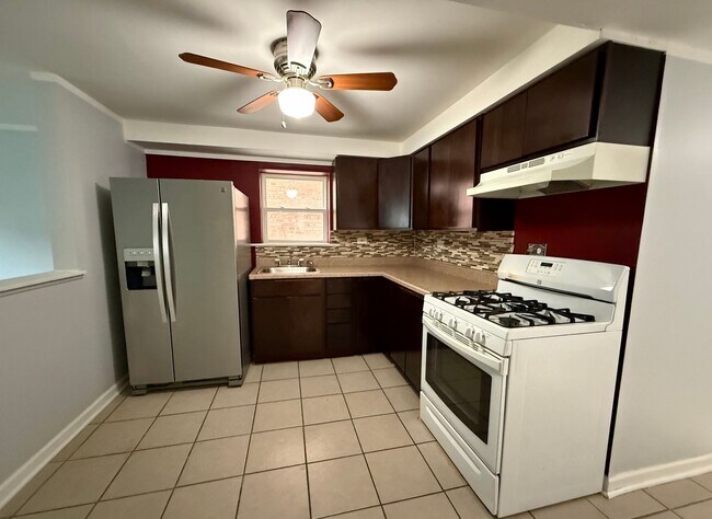 Building Photo - Bright & Airy 2BR Garden Unit | Parking In...
