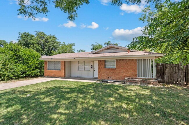 Building Photo - Spacious 4 Bedroom Home with Expansive Living Areas in a Convenient Location
