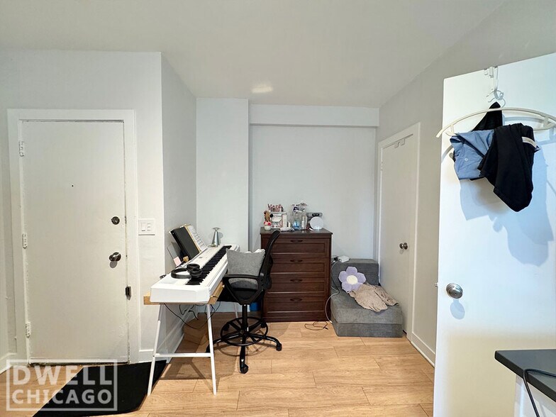 Building Photo - 515 W Belmont Ave