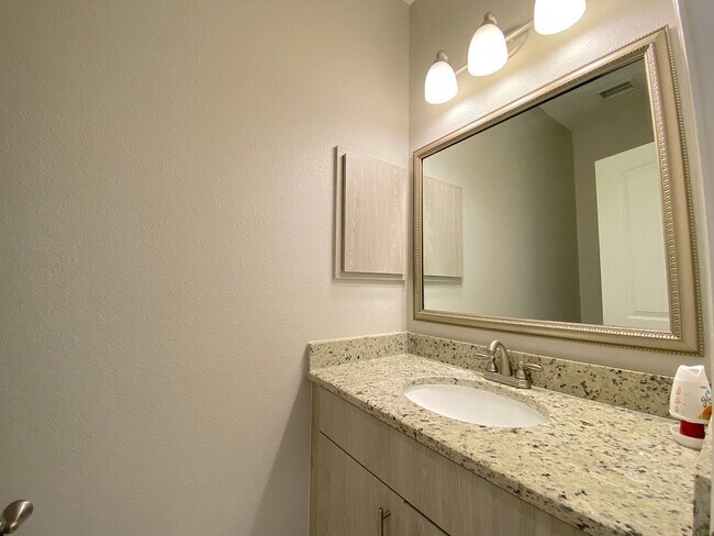 Building Photo - Spacious 4 Bedroom Refrig A/C Home