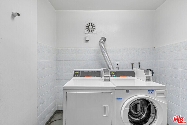 Building Photo - 825 S Gretna Green Way