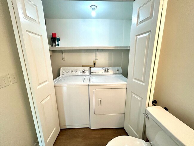 Building Photo - Well appointed 2 bed, 2.5 bath Townhouse Partial Utilities Included!