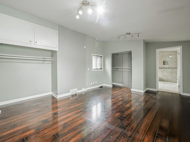 Building Photo - AVAILABLE NOW! Spacious 3-Bedroom Home with Functional Layout in Pontiac