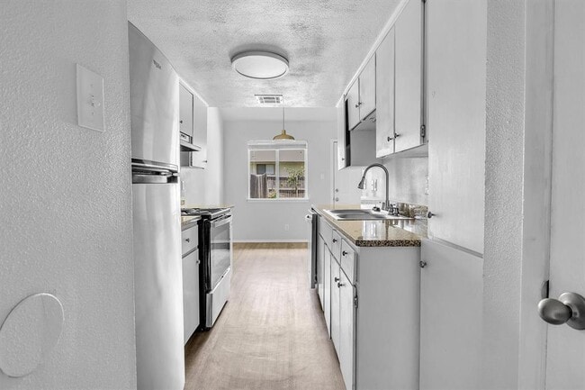 Building Photo - 2414 B Patrick Henry St