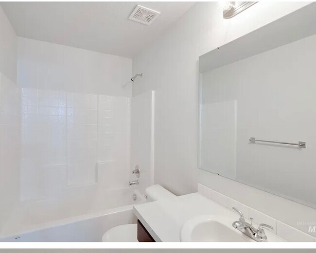 Building Photo - 4800 Endicott Dr
