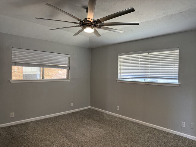 Building Photo - 1833 Skyline Dr