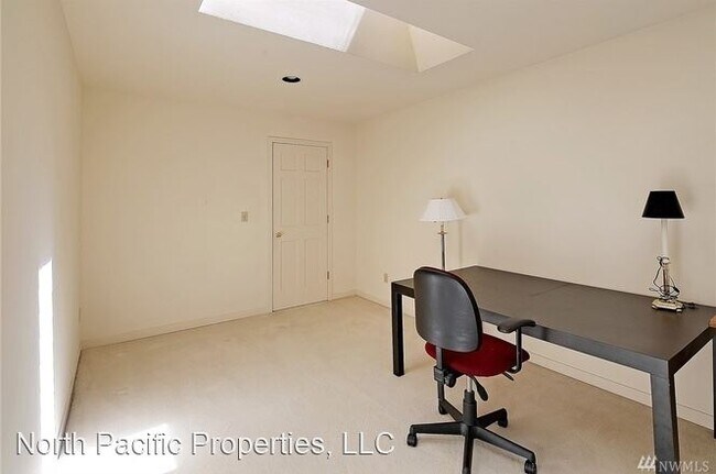 Building Photo - 3 br, 3 bath House - 17203 SE 42nd Pl