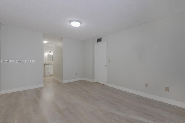 Building Photo - 9150 Fontainebleau Blvd