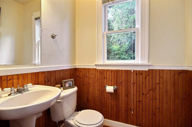 Building Photo - Charming Victorian home with private driveway