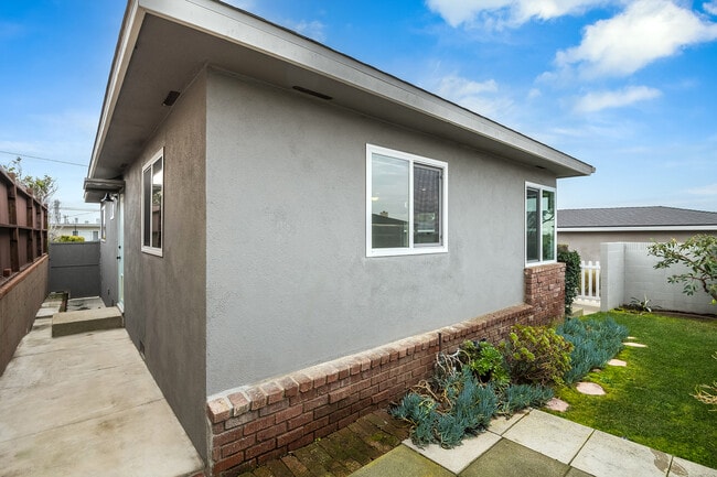 Private Yard - 618 Grand E Ave
