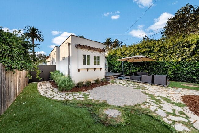 Building Photo - 2624 S Palm Grove Ave