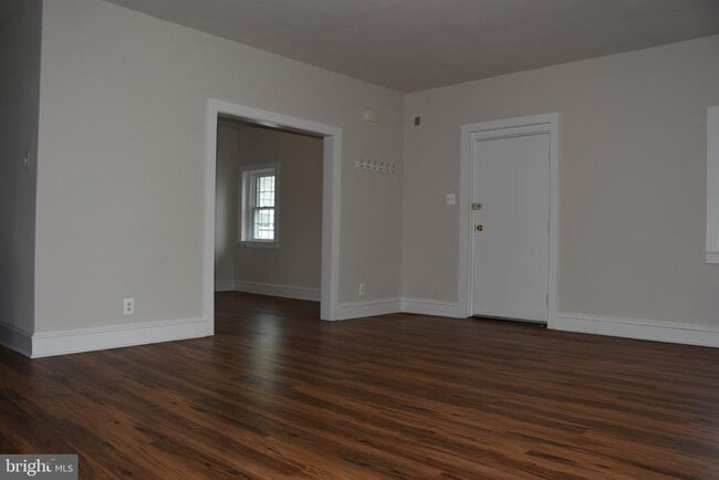 Building Photo - 103 Oak St