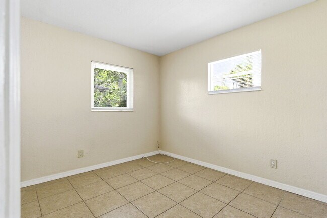 Building Photo - Updated 2-bedroom apartment in St. Petersburg offering 650 square feet of refreshed living space ...