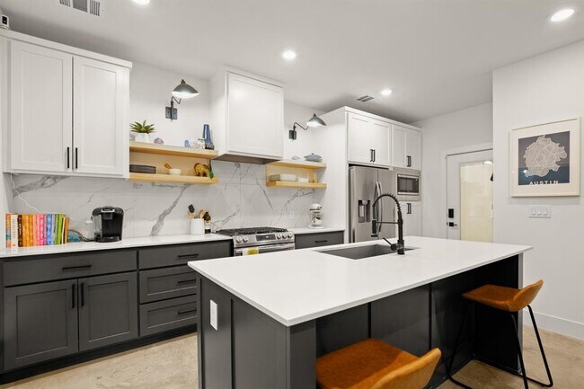 Building Photo - 1413 Montopolis Dr