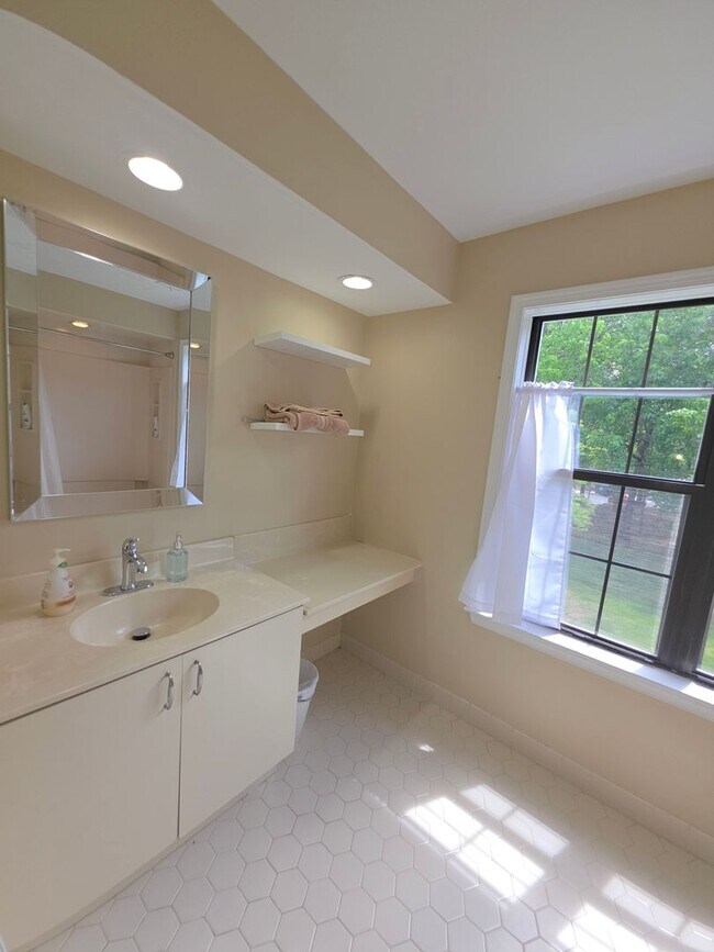 Building Photo - Rare opportunity! Furnished 2nd fl condominium boasting 2 large bedrooms, 2 full bathrooms, forma...