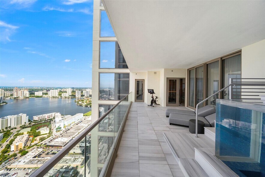 Building Photo - 17901 Collins Ave