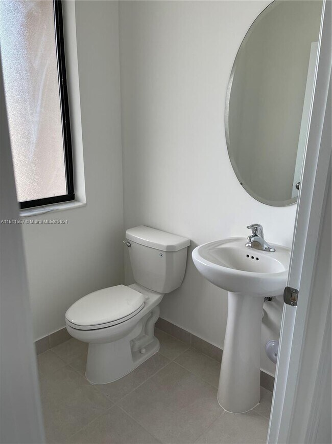 Building Photo - 21447 NE 2nd Pl