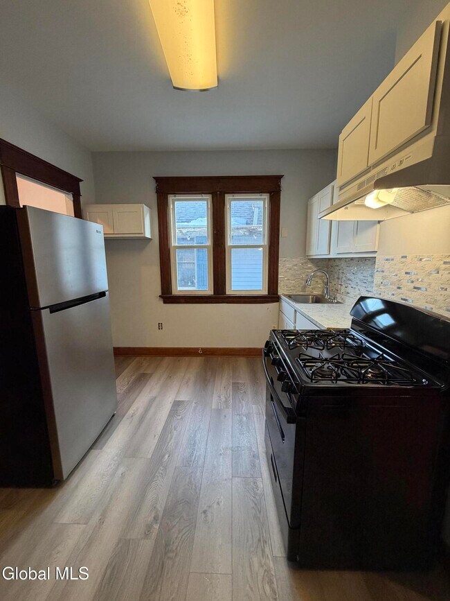 Building Photo - 608 3rd Ave