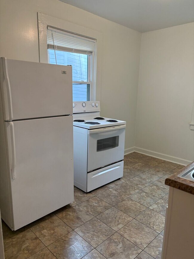 Building Photo - Newer windows, hardwood floors, a big pantry — and 9th Street a short walk away.